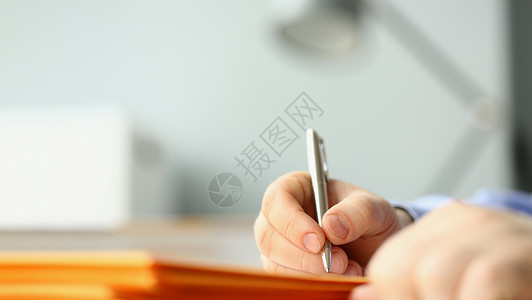 男性用手在黄色信封上写个人地址高清图片
