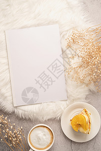 多页用胡萝卜蛋糕甜点 咖啡和白地毯花朵的空白日历模型背景