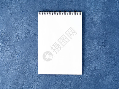页面蓝色在老旧的深蓝色石块桌顶视图上用干净白页面打开笔记板自律纪律记事本螺旋桌子教育框架小样备忘录文档背景