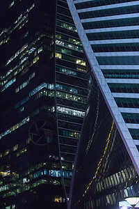 夜间公司大楼的建造窗户场景金融建筑市中心天空商业蓝色工作建筑学图片
