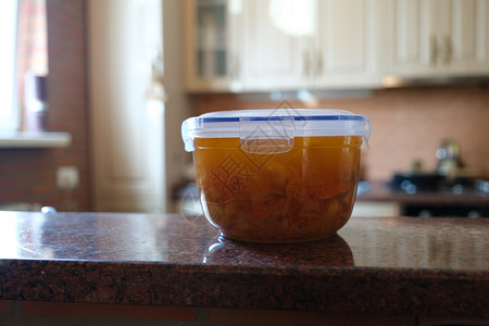 拿证好装有新鲜准备的汤和食物的塑料容器背景