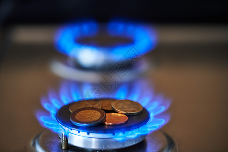 开采天然气价格 昂贵的天然气 煤气炉灶上的欧元硬币图片