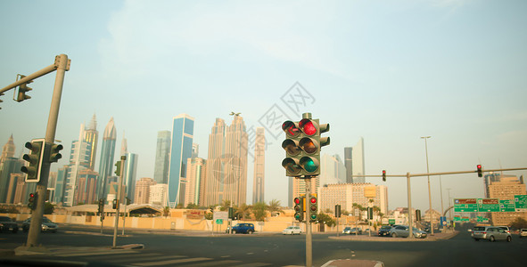 军事战备车迪拜道路交叉路口有交通灯背景