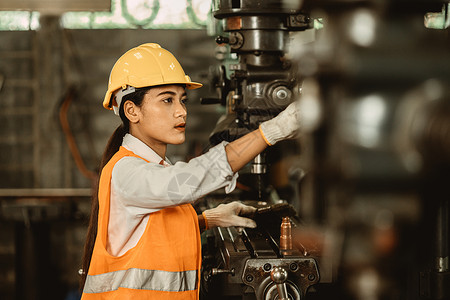 兼职安全素材年轻女性参加工人快乐地在金属工厂工作场所工作工程师修理维护重工业机器背景