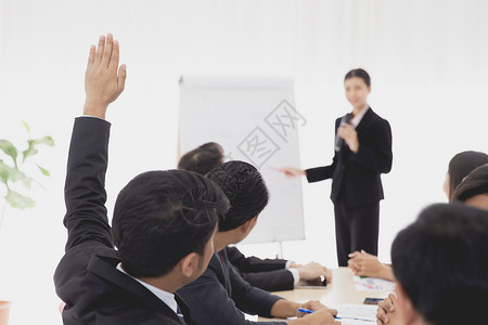 战略研讨会商业会议演讲请求概念 商务人士在公司会议室向发言者提问时举手表示不满背景