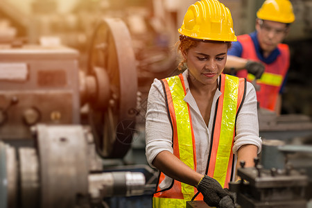 兼职安全素材美国黑人女工从事非全日工作 在工业工厂用重钢铁机做工 劳动妇女背景