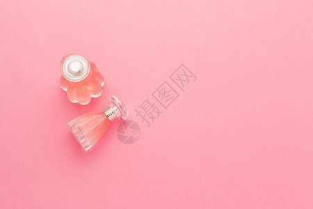 粉色瓶子粉红色背景的香水瓶子 有创意的照片背景