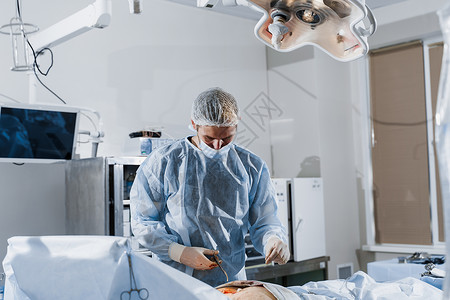 医院抽脂用于减少腹部和除去纤维素的塑料操作 正在修正身体形状 外科医生对病人进行抽脂形术技术躯干工作诊所重量女士橘皮护士治疗背景