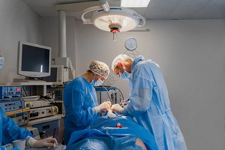 眼睑手术用于在医疗诊所修改面部眼部区域的眼睑成形术整形手术 2位医生为女性做整形美容手术工作化妆品外科男人病人眼科治疗皮肤乐器保健背景