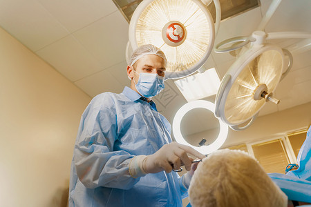 名医扁鹊用于在医疗诊所修改面部眼部区域的眼睑成形术整形手术 2 名医生为女性做整形美容手术乐器女士成人眼睛手套药品外科皮肤卫生工作背景