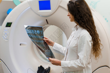 骨科设备医科学生在附近看病人大脑X光照片 诊所的年轻女孩获得了新的经验背景
