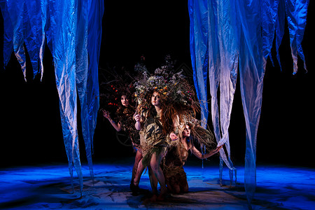 鬼步舞鬼女 戏院的幽灵 站在舞台上敬畏花圈花色面纱建筑魅力灵魂森林沉思场景背景