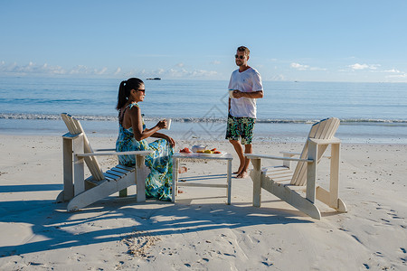 呆伯特海滩上的男女情侣早餐享用咖啡和水果 普拉兰塞舌尔热带岛屿 拥有海滩和棕榈树 海滩天空天堂丛林假期旅游海洋石头夫妻女性蓝色背景