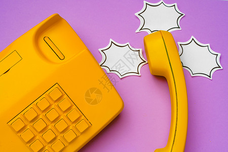 黄色地面电话 有紫底背景的语音泡泡讲话演讲对话气泡电讯气球技术红色背景图片