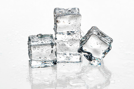 白色背景上的冰块宏观小路冻结水晶团体冷藏冰镇玻璃蓝色正方形图片