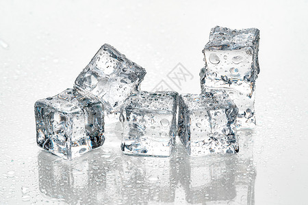 白色背景上的冰块冷藏蓝色液体小路反射正方形玻璃积木宏观水晶图片