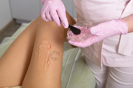 无创脱毛女美容师在女性的腿上应用接触凝胶 以便在诊所进行激光理发手术治疗技术医生卫生剃须化妆品沙龙药品护理女士背景