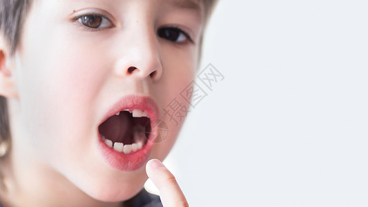 孩子磨牙掉牙横幅高清图片