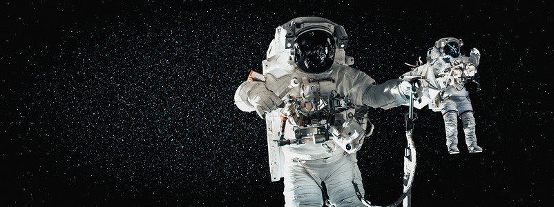 航天宇航员在空间站工作时从事太空行走高清图片