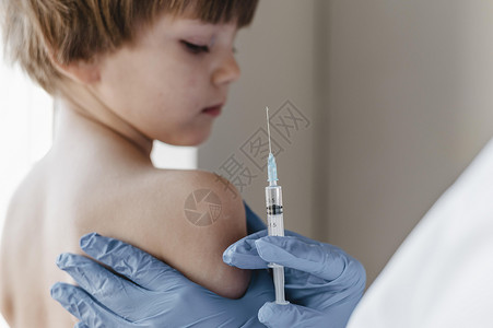 使用手套进行疫苗接种的医生 幼儿图片