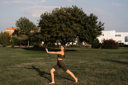 在户外进行Qigong冥想练习 适合亚洲的女孩在公园绿草上接受中国人的培训锻炼训练运动太极活动活力武术成人老师女士背景图片