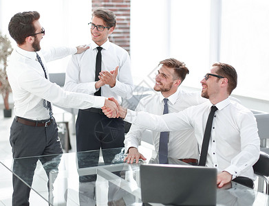 企业同事在工作场所握手和握手合作蓝图电脑合伙团体窗户成就动机讨论商业图片