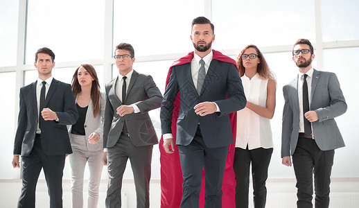 穿着红色超级英雄斗篷的商务人士和他的商业团队人士男性首席面具伙伴大国男人成年人领导领导者背景图片