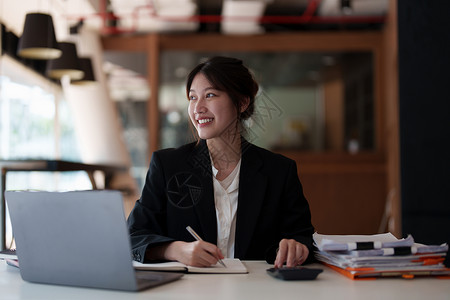 现代亚洲商业妇女有信心通过办公室的电视会议与金融团队合作 会计概念 AC 54970 附件同事团体公司员工电脑桌子学生生意职场成背景图片