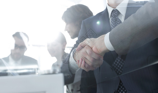 会议室商业伙伴的相互握手交流会协议合作简报同事专家职场商务生意人谈判合同背景图片