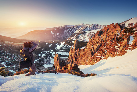 极端雪观光客看风景 日落美丽草地顶峰享受天空雪堆土地爬坡道季节丘陵冒险背景