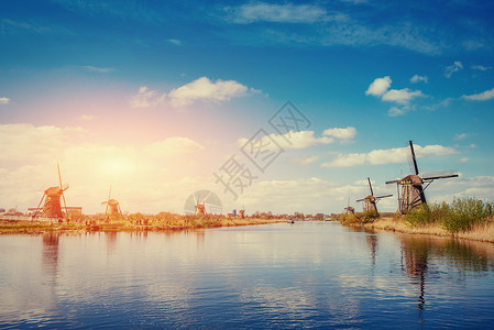 荷兰语著名的来自鹿特丹频道的荷兰传统风车 荷兰历史旅行博物馆天空活力翅膀历史性场景太阳建筑背景