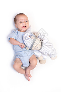 我有个梦关于你婴儿躺在婴儿床里 里面有一只泰迪熊 宝宝03个月大 冷静的孩子 一篇关于儿童玩具的文章 复制空间童年婴儿床母亲新生生活毯子尿布说背景