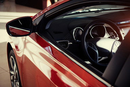 红车运动车的头灯和引擎盖汽车安全后视镜合金驾驶窗户配饰车辆曲线玻璃图片