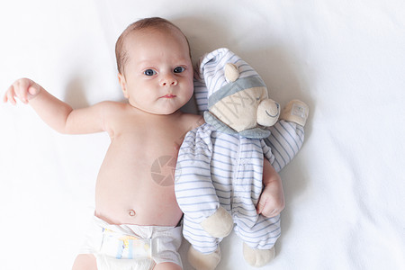 我有个梦关于你婴儿躺在婴儿床里 里面有一只泰迪熊 宝宝03个月大 冷静的孩子 一篇关于儿童玩具的文章 复制空间婴儿床家庭尿布生活童年说谎新生母背景
