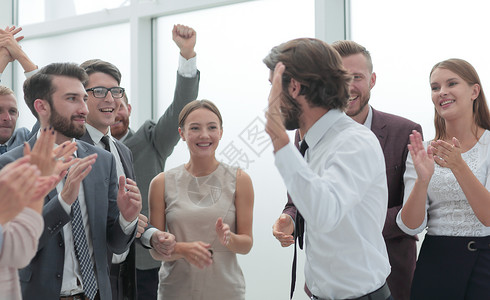 公司雇员集团在胜利中互相祝贺对方的获奖情况动机团队全体商业合作职业领导职员人员成功背景图片