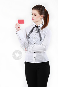 会员卡带着空白商业徽章的微笑女商务人士 孤立在WH上女孩商务女士红色银行卡快乐人士金融工作室交易背景