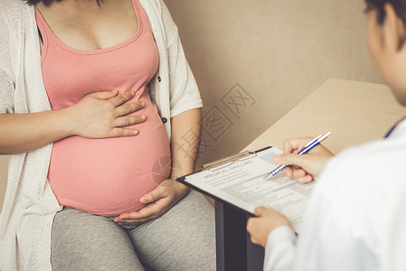 医院的孕妇和妇产科医生分娩报告孕肚记录护理保健生育力妇科医生考试药品背景图片