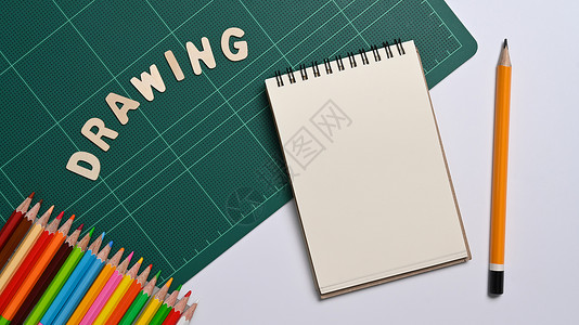 学校用品 白桌上有笔记本和彩色铅笔 回到学校概念高清图片