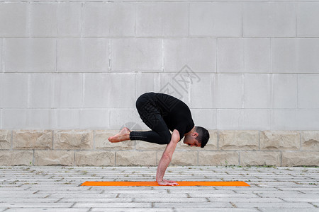 瑜伽家伙运动的灵活性高清图片