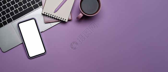 手绘紫色笔记本图样带空屏幕的移动电话 膝上型计算机 咖啡杯和紫色背景的笔记本背景