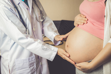 晚期妊娠腹部听诊器高清图片
