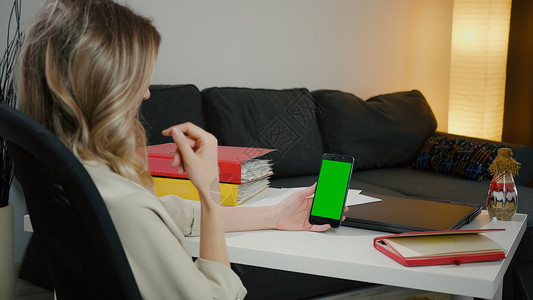 女性在影视空间绿屏电话中的后视工作技术色度展示绿色监视器客厅屏幕在线互联网背景图片