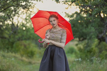 红色的伞身有雨伞的少女蓝色女孩公路旅行气候女性艺术水坑天气男人背景