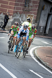 米兰桑雷莫的百骑自行车手高清图片