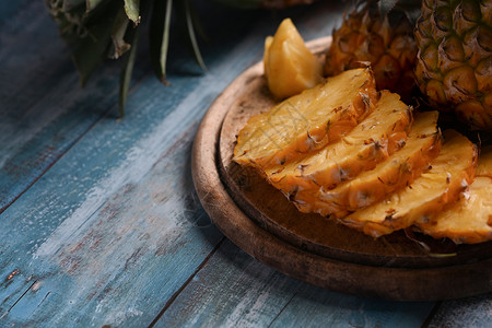 木板上新鲜成熟的菠萝 特写 热带水果 夏季概念背景图片