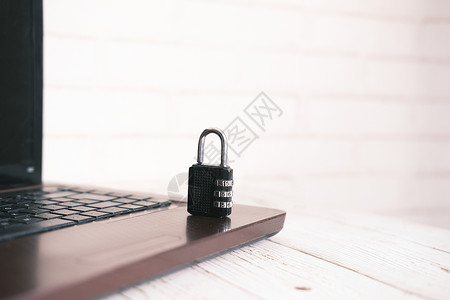 互联网安全概念 在计算机键盘上加锁挂锁技术开锁身份钥匙防火墙数据隐私风险密码背景
