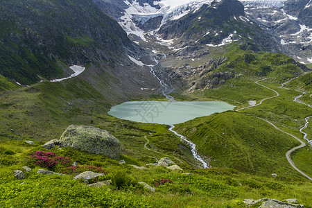 裸心谷瑞士伯尔尼州Urner Alps的Stestese Urner Alps等瑞士阿尔卑斯山典型高山景观假期风景旅行山脉水库绿色旅游背景