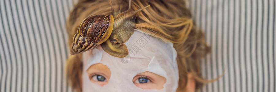 一个反对所有从带有蜗牛粘液的面膜中明显年轻 一个戴着蜗牛面具的孩子 蜗牛在面罩上爬行 所有 BANNER 的 SPA 长格式皮肤治疗护理皮肤背景