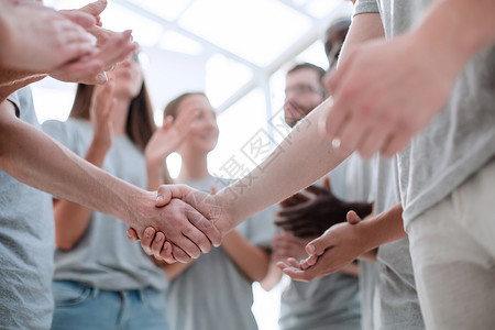 青年在鼓掌团队背景上握手的掌声交流会圆圈女性创造力衣服会议志趣学生服装成功合伙背景图片