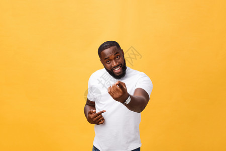 有趣的年轻非洲顾客开心地笑着 用食指指着相机 就好像选择了你 并邀请你参加大甩卖 积极的情绪 面部表情 感觉 选择性的焦点黑色男背景图片